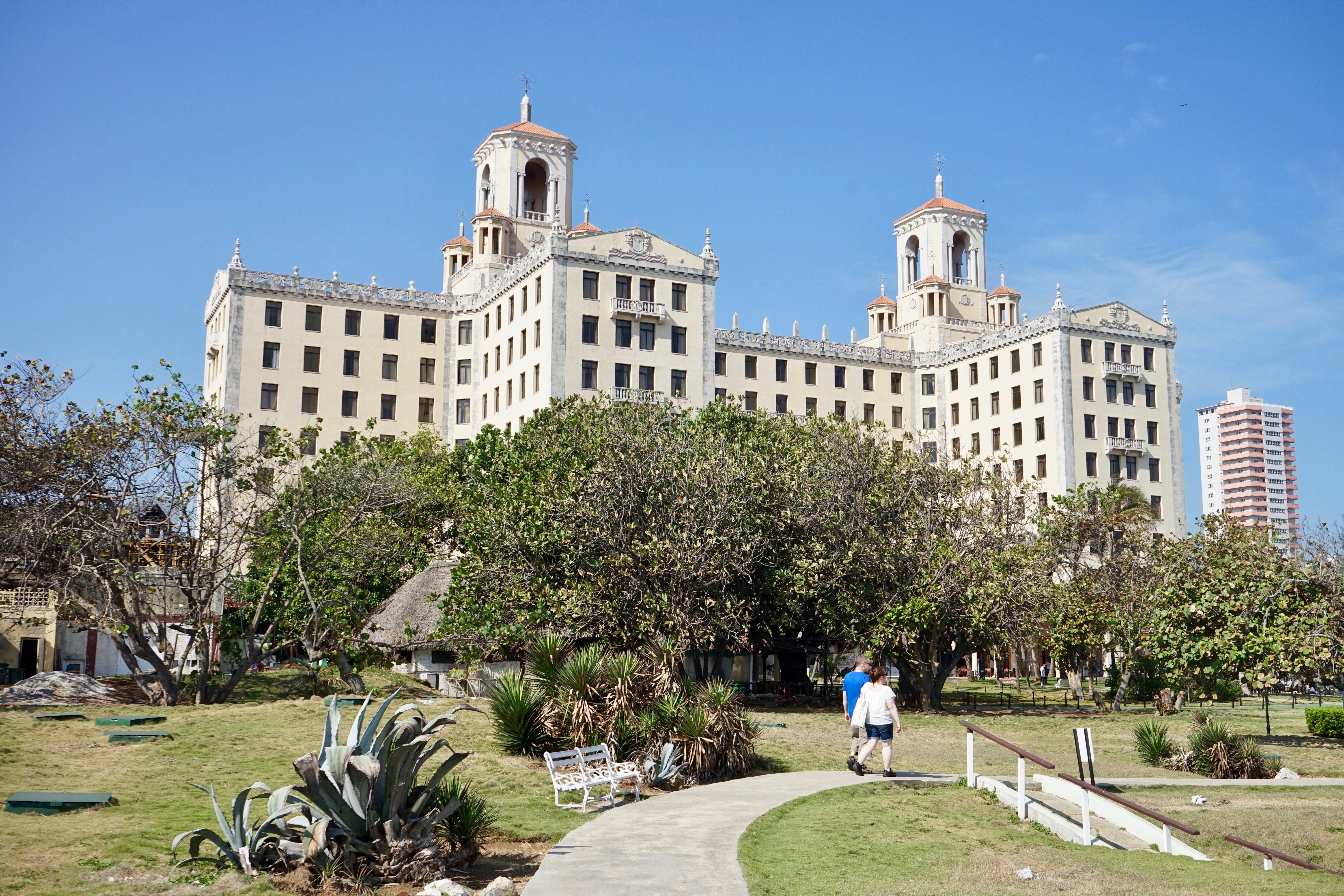 Hotel Nacional visto desde sus jardines con vistas al mar.